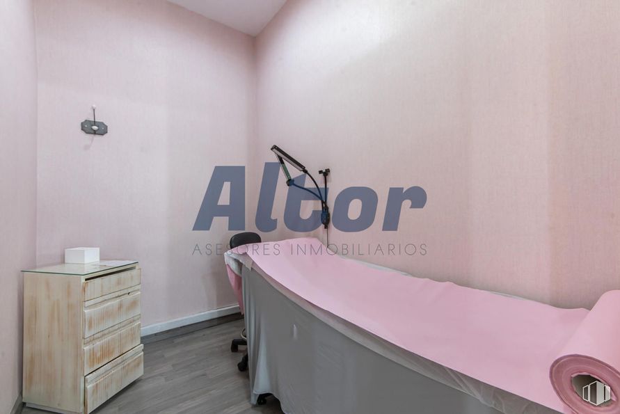 Local en alquiler y venta en Calle Fray Luis De León, Arganzuela, Madrid, 28012 con alumbrado, cajonera, suelo, suelos, rosa, habitación, techo, cama y escayola alrededor