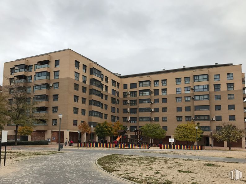 Local en alquiler y venta en Plaza Mar Caspio, 1, Coslada, Madrid, 28820 con edificio, cielo, nube, ventana, diseño urbano, condominio, árbol, lote de tierra, bloque de torre y barrio alrededor