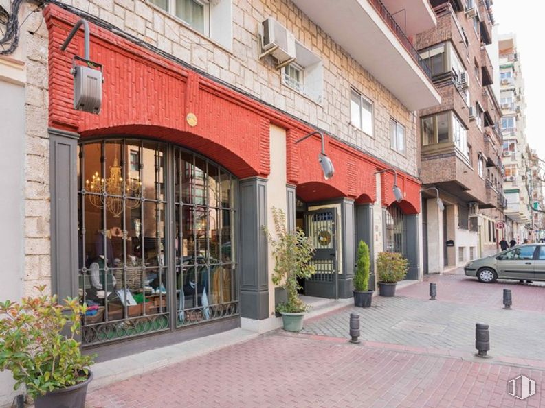 Retail for sale at Paseo Imperial, Arganzuela, Madrid, 28005 with car, houseplant, window, door, flowerpot and restaurant around