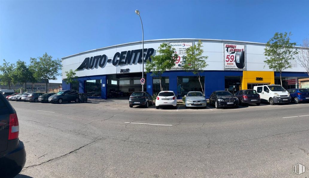 Nave en alquiler y venta en Calle Constitución, 84, Fuenlabrada, Madrid, 28946 con coche, luz de estacionamiento, rueda, cielo, neumático, vehículo, neumático de automoción, vehículo de motor, asfalto y fachada alrededor