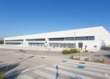 Industrial for rent at Fase 1, Calle Sierra de la Demanda, 51, Villa de Vallecas, Madrid, 28031 with sky, plant, building, urban design, facade, city, window, commercial building, shade and mixed-use around