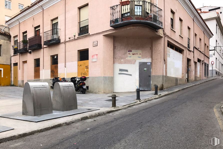 Retail for sale at Calle Miguel de Cervantes, 1, Guadalajara, 19001 with building, window, road surface, door, asphalt, waste container, urban design, residential area, facade and road around