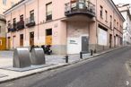 Retail for sale at Calle Miguel de Cervantes, 1, Guadalajara, 19001 with building, window, road surface, door, asphalt, waste container, urban design, residential area, facade and road around