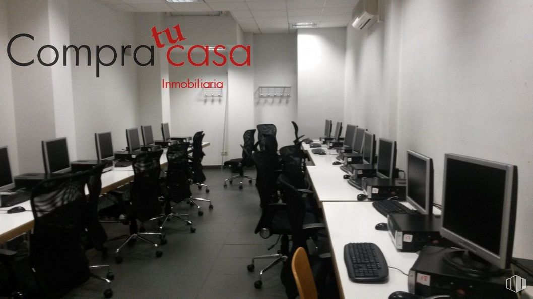 Local en venta en Zona Universidad, Segovia, 40005 con pantalla de ordenador, teclado de computadora, silla, mesa, silla de oficina, mesa, mueble, ordenador, escritorio y computadora personal alrededor