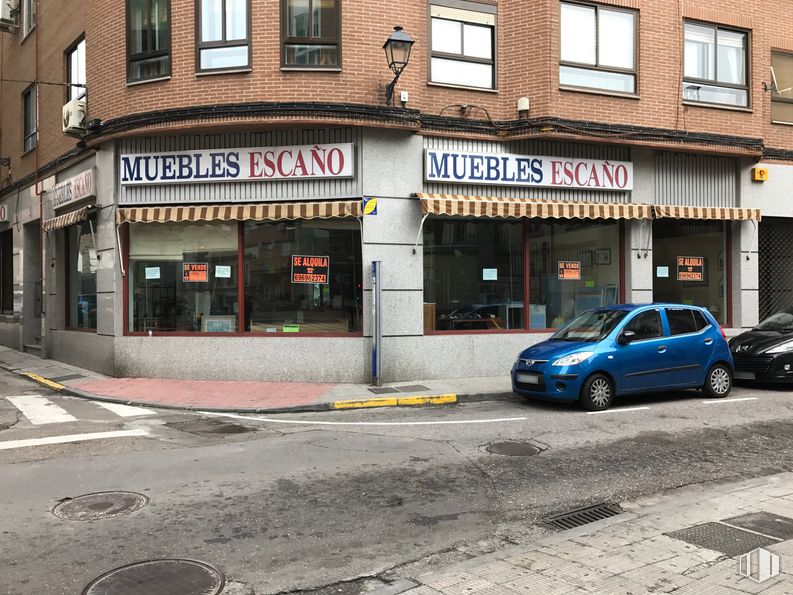 Retail for sale at Calle Poeta Rafael Morales, 2, Talavera de la Reina, Toledo, 45600 with car, building, window, automotive parking light, wheel, tire, vehicle, infrastructure, motor vehicle and asphalt around