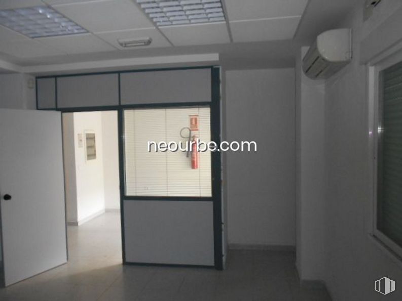 Retail for sale at Zona Centro, Santa María del Tiétar, Ávila, 05429 with door, window, building, fixture, interior design, automotive exterior, flooring, ceiling, real estate and vehicle door around