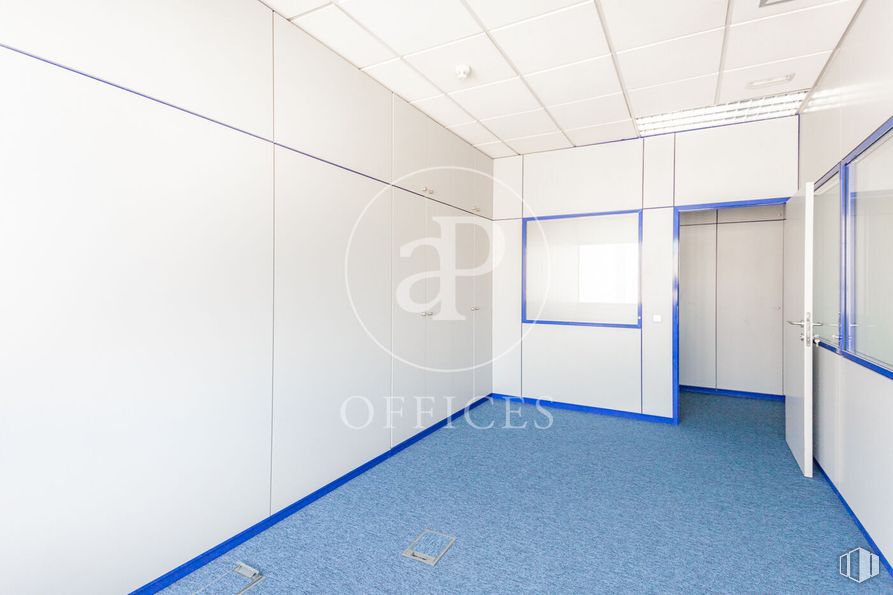 Oficina en alquiler en Avenida Industria, Alcobendas, Madrid, 28108 con puerta, edificio, suelos, suelo, accesorio, hall, techo, azul eléctrico, vidrio y casa alrededor