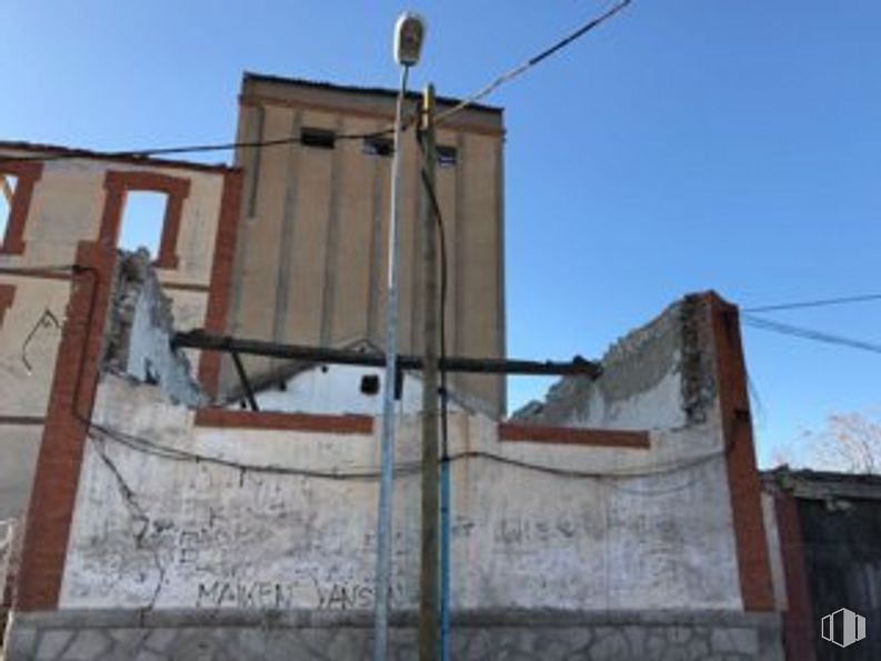 Suelo en venta en Calle Fábrica, Hontalbilla, Segovia, 40353 con cielo, edificio, madera, electricidad, material compuesto, material de construcción, fachada, gas, techo y alambre alrededor