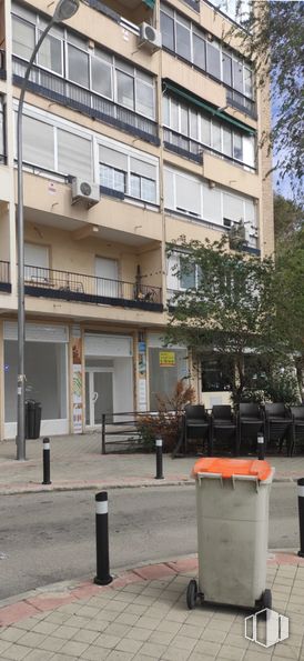 Local en alquiler en Barrio de la Concepción, Ciudad Lineal, Madrid, 28027 con contenedor de basura, edificio, ventana, contención de residuos, diseño urbano, superficie de carretera, planta, árbol, condominio y barrio alrededor