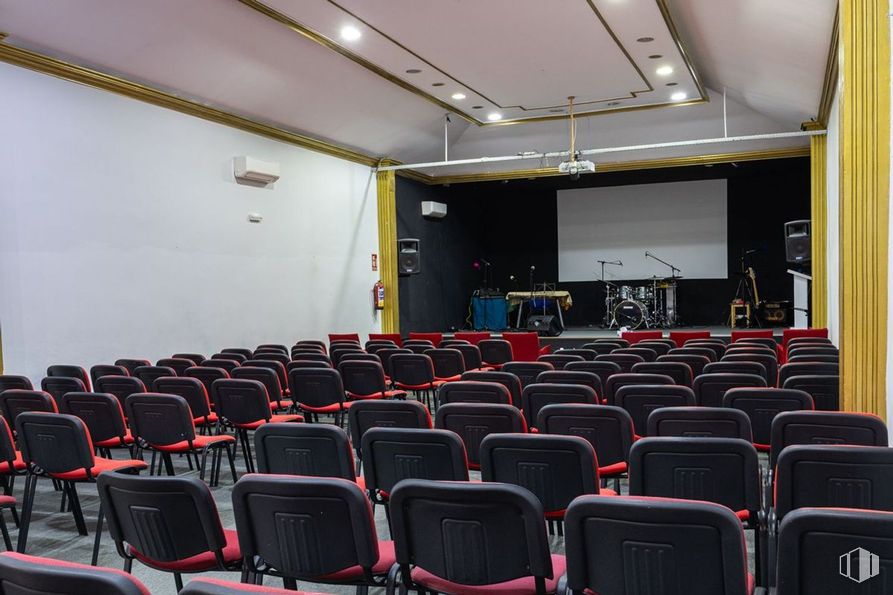 Industrial for sale at Calle José del Pino, 47, Villaverde, Madrid, 28021 with chair, auditorium, lighting, interior design, hall, furniture, conference hall, technology, room and ceiling around