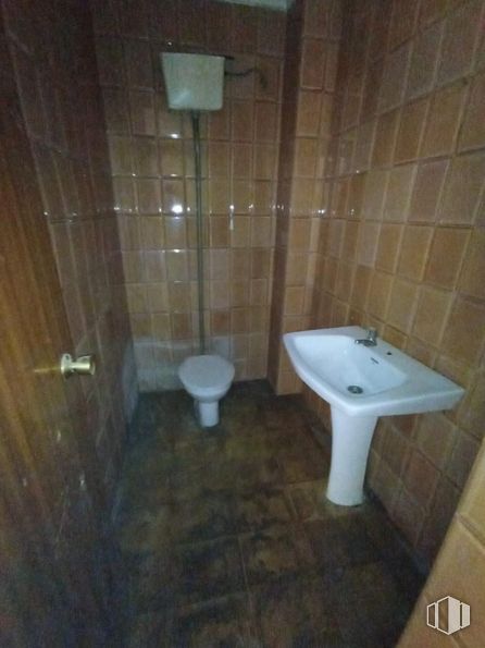 Retail for sale at Casco antiguo, Quintanar del Rey, Cuenca, 16220 with sink, toilet, brown, plumbing fixture, bathroom, wood, fluid, tap, purple and interior design around