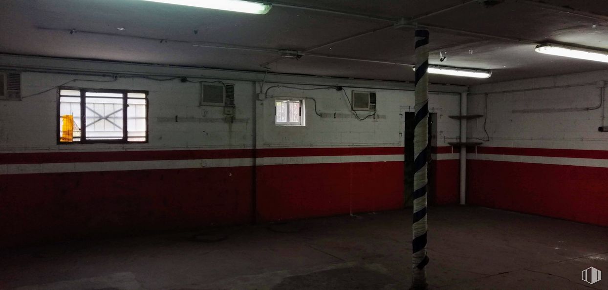 Industrial for sale at Paseo Talleres, 3, Villaverde, Madrid, 28021 with window, building, fixture, floor, flooring, wall, ceiling, tints and shades, shade and room around