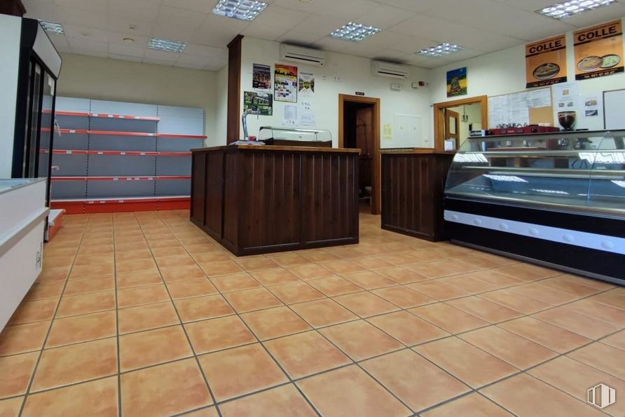 Retail for sale at Zona Parque Robledo, Palazuelos de Eresma, Segovia, 40193 with cabinetry, building, wood, floor, flooring, interior design, real estate, hardwood, ceiling and varnish around