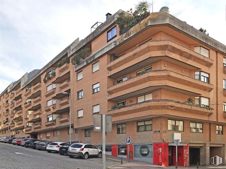 Office for sale at Zona Santo Tomás, Segovia, 40002 with car, building, sky, property, cloud, window, vehicle, infrastructure, condominium and urban design around