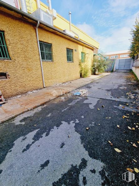 Local en alquiler en Calle Solana, Torrejón de Ardoz, Madrid, 28850 con ventana, casa, cielo, edificio, planta, superficie de la carretera, asfalto, nube, amarillo y luz solar alrededor