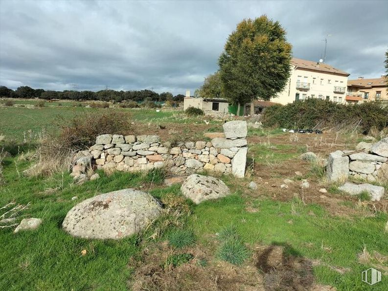 Land for sale at Vicolozano, Ávila, 05194 with building, sky, cloud, plant, window, tree, natural landscape, land lot, bedrock and grass around