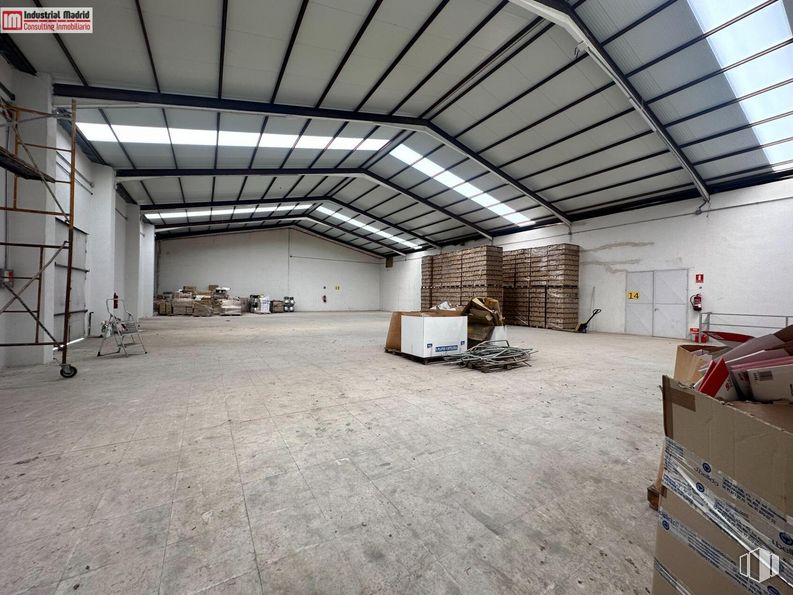 Industrial for rent at Calle Brezo, Arganda del Rey, Madrid, 28500 with furniture, hall, fixture, floor, wood, wall, flooring, composite material, concrete and ceiling around