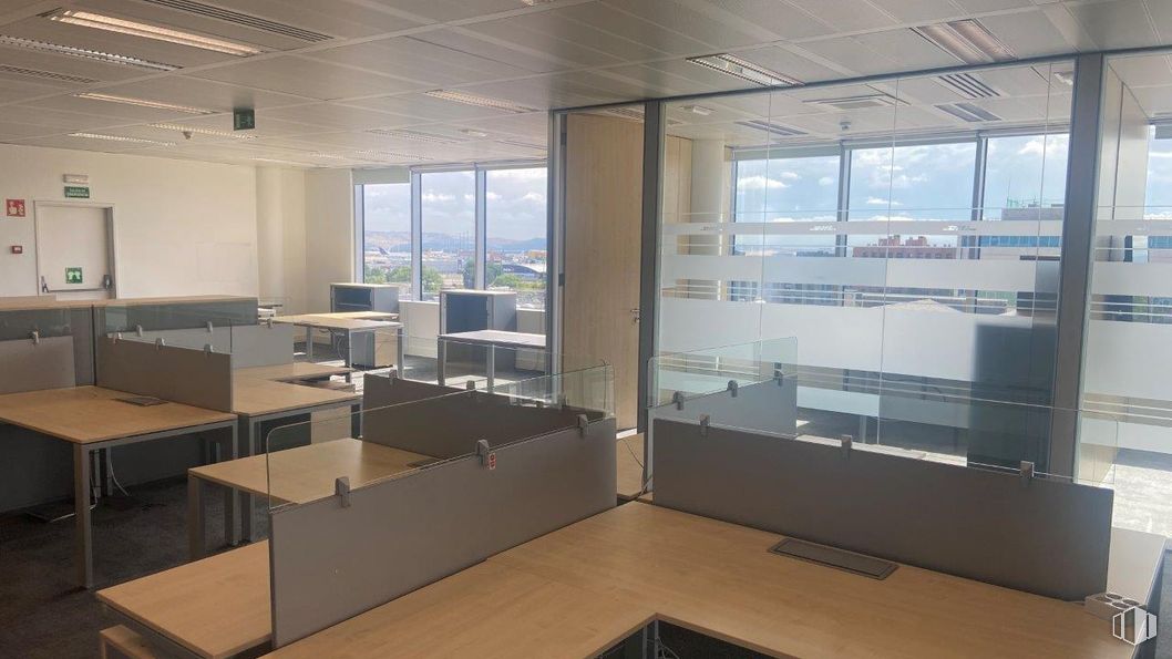 Oficina en alquiler en Kudos Innovation Campus Las Mercedes, Calle Campezo, 1, San Blas - Canillejas, Madrid, 28022 con escritorio, ventana, edificio, accesorio, mesa, suelos, suelo, vidrio, madera y techo alrededor