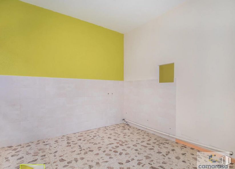 Retail for rent at Plaza San Francisco, 1, Ávila, 05005 with building, paint, wood, flooring, floor, yellow, ceiling, fixture, composite material and tints and shades around