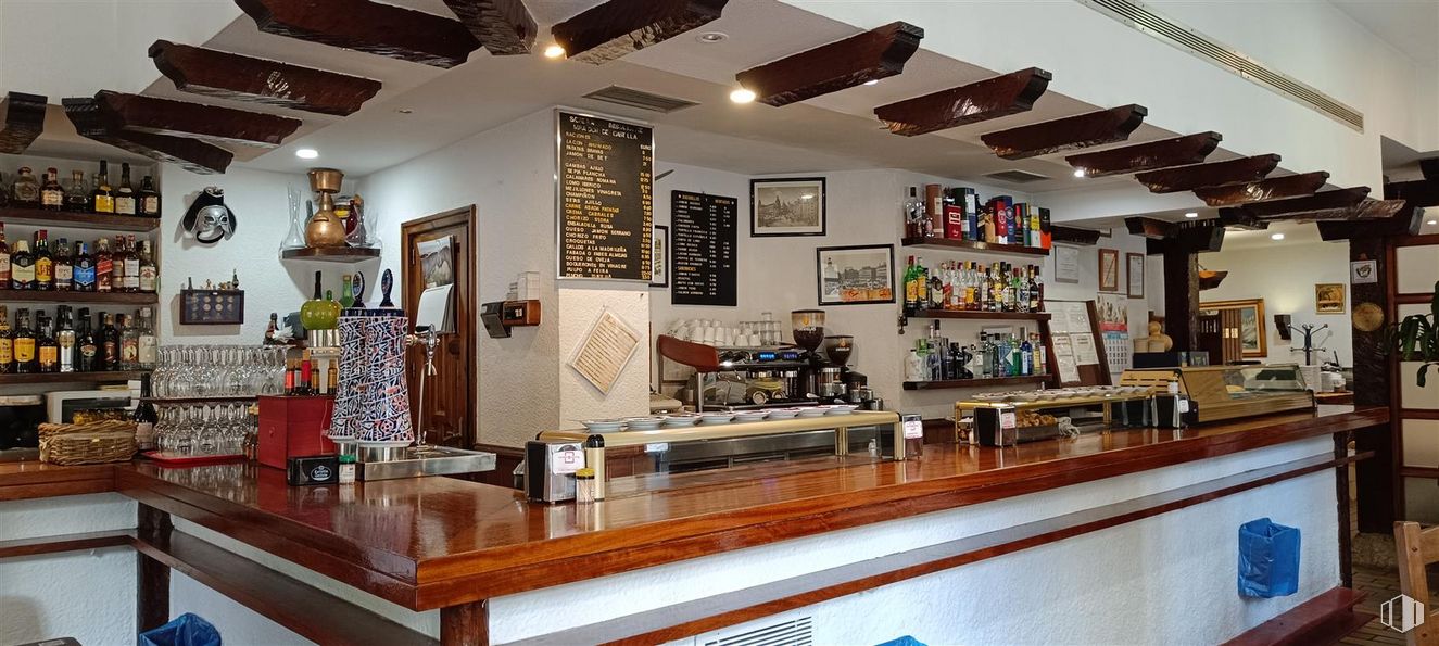 Retail for rent at Calle Castilla, 15, Tetuán, Madrid, 28039 with property, building, table, picture frame, wood, interior design, lighting, countertop, barware and floor around