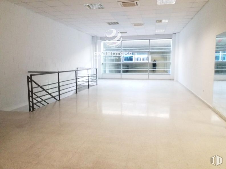 Industrial for rent at Zona industrial, Arganda del Rey, Madrid, 28500 with flooring, floor, interior design, glass, ceiling, composite material, tile flooring, commercial building, metal and transparency around