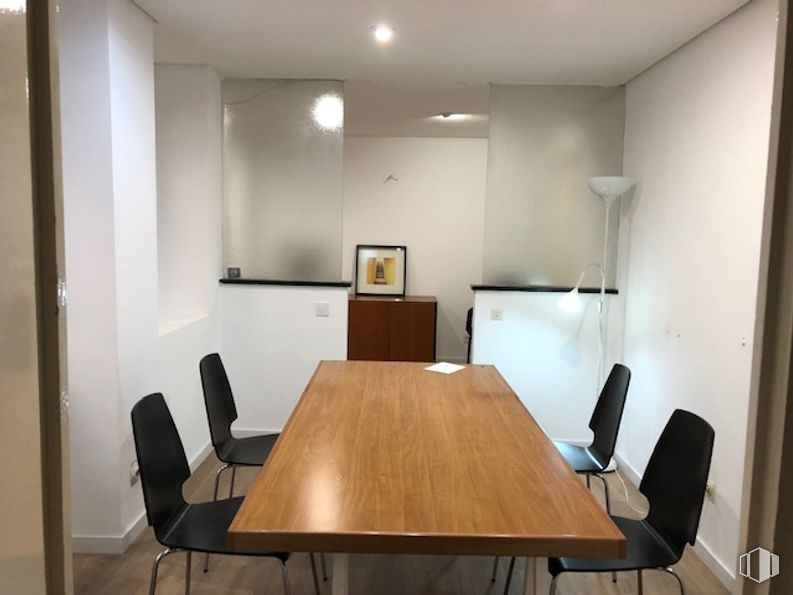 Office for rent at Calle Nuñez Morgado, 6, Chamartín, Madrid, 28036 with chair, table, furniture, interior design, flooring, floor, wood, lighting, ceiling and desk around