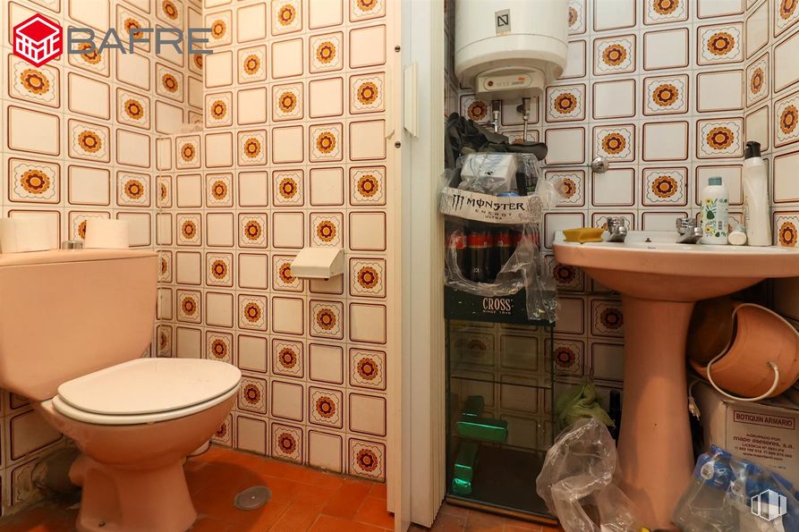 Retail for sale & for rent at Casco urbano, Fuenlabrada, Madrid, 28945 with toilet, property, product, shelf, bathroom, toilet seat, purple, interior design, tap and plumbing fixture around