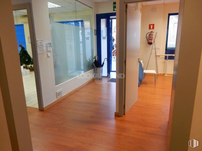 Retail for rent at San Antón, Toledo, 45005 with fixture, wood, building, interior design, flooring, hall, door, floor, houseplant and real estate around