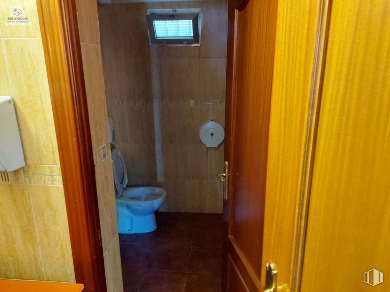 Retail for sale at Zona industrial, Mejorada del Campo, Madrid, 28840 with toilet, toilet seat, building, fixture, bathroom, wood, plumbing fixture, door, floor and house around