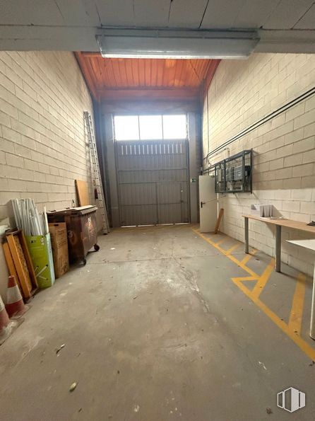 Industrial for sale at Polígono industrial Nudo Oeste, Guadalajara, 19004 with door, window, wood, flooring, floor, ceiling, road surface, concrete, fixture and hall around