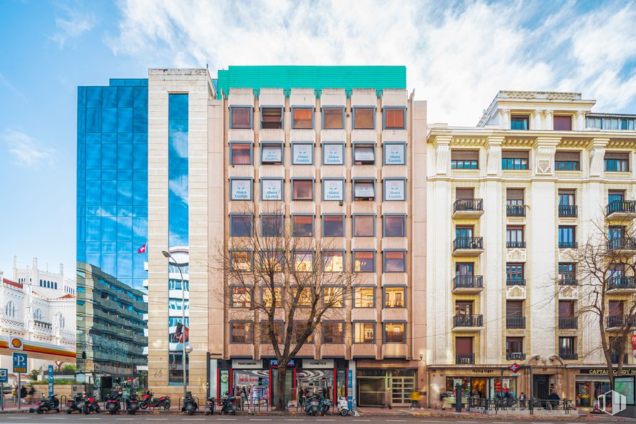 Office for rent at Calle Goya, 22, Salamanca, Madrid, 28001 with building, cloud, sky, daytime, window, blue, tower block, condominium, urban design and tree around