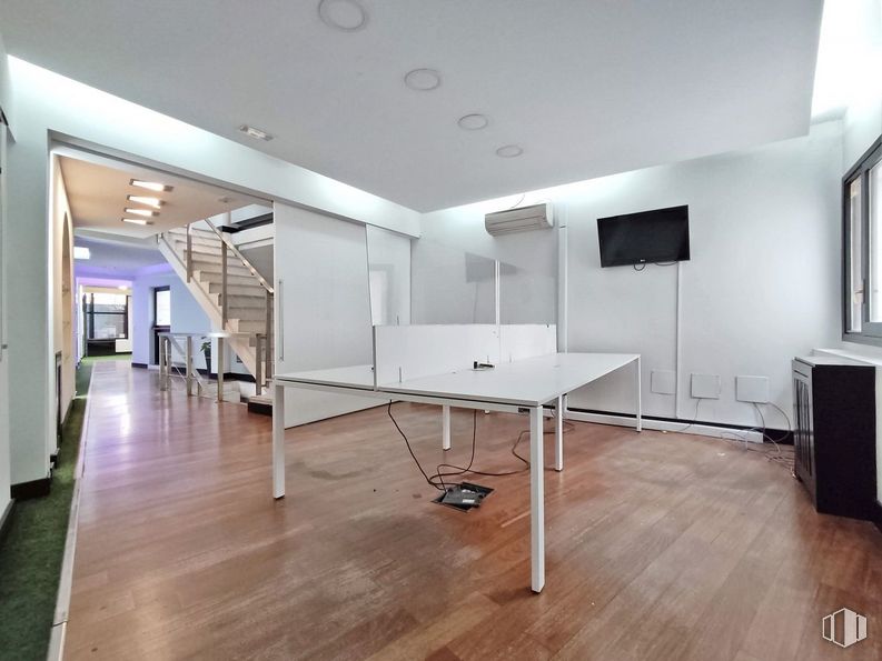 Office for rent at Avenida Comandante Franco, Chamartín, Madrid, 28016 with table, property, building, wood, lighting, window, interior design, flooring, hall and floor around