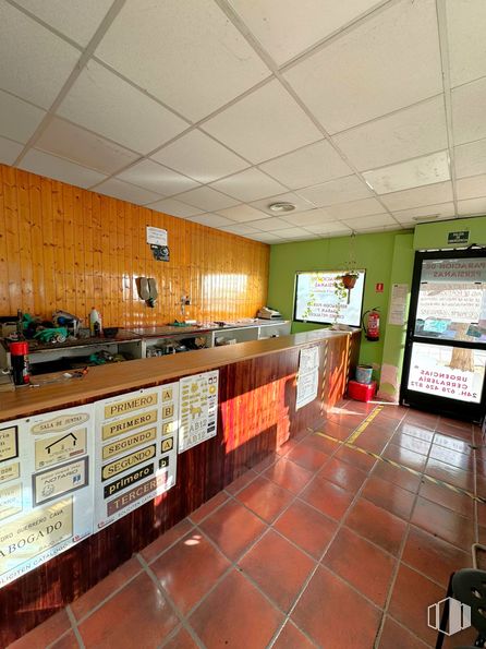 Retail for rent at Pasaje Campiña, Azuqueca de Henares, Guadalajara, 19200 with wood, floor, flooring, building, brick, ceiling, countertop, hardwood, room and kitchen around