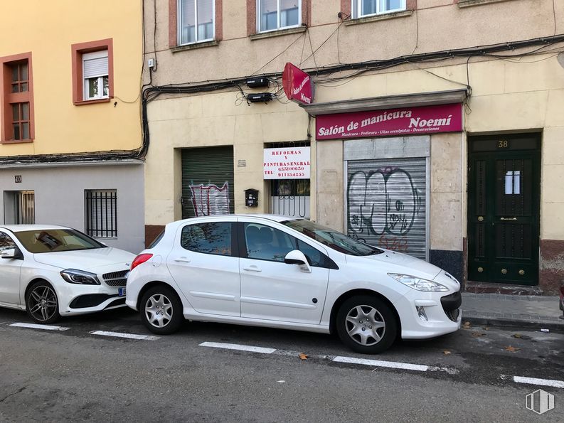 Local en alquiler en Calle Fornillos, 38, Usera, Madrid, 28026 con rueda, neumático, coche, puerta, vehículo terrestre, vehículo, ventana, vehículo motorizado, edificio y placa de matrícula del vehículo alrededor