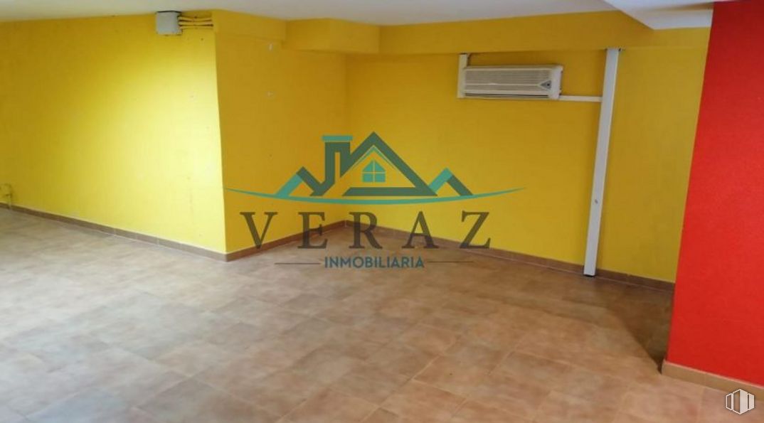 Retail for sale at Calle Portiña del Salvador, Talavera de la Reina, Toledo, 45600 with wood, paint, flooring, floor, wall, building, house, ceiling, tile flooring and art around