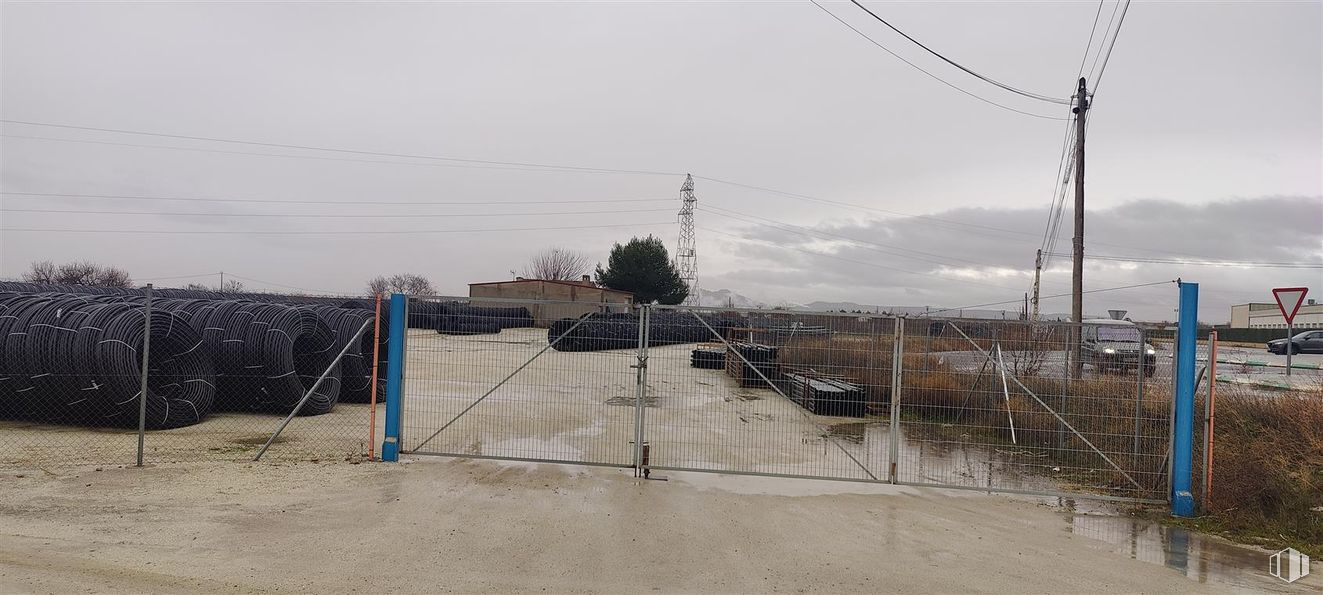 Land for sale at Carretera Toledo-Mora, s/n, Mascaraque, Toledo, 45430 with soil, wire, overhead power line, public utility, electrical cable, wire fencing, fence, electrical network and sand around