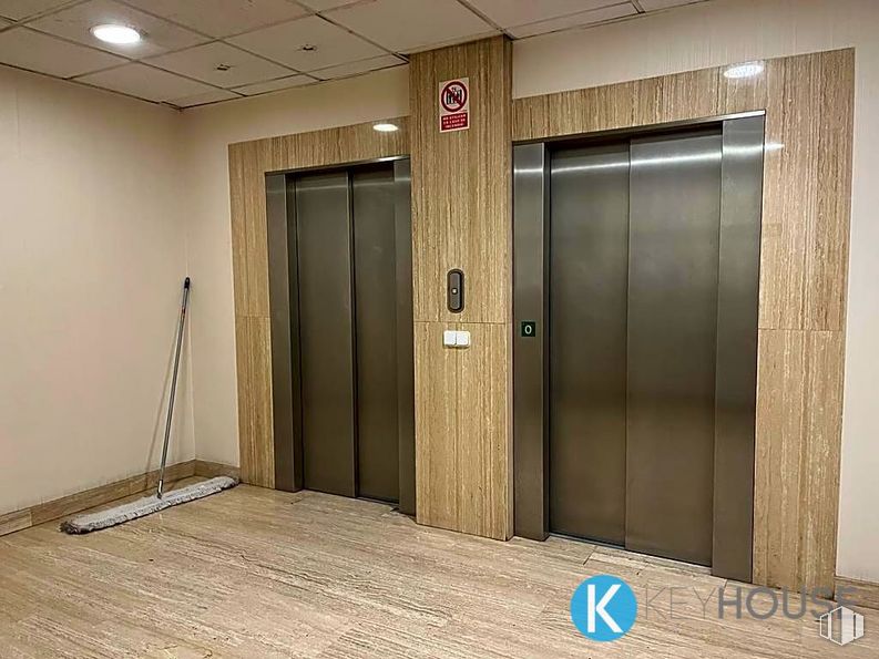 Oficina en alquiler y venta en Zona empresarial, Coslada, Madrid, 28820 con armario, madera, puerta, accesorio, suelo, suelos, madera dura, hall, techo y puerta de casa alrededor