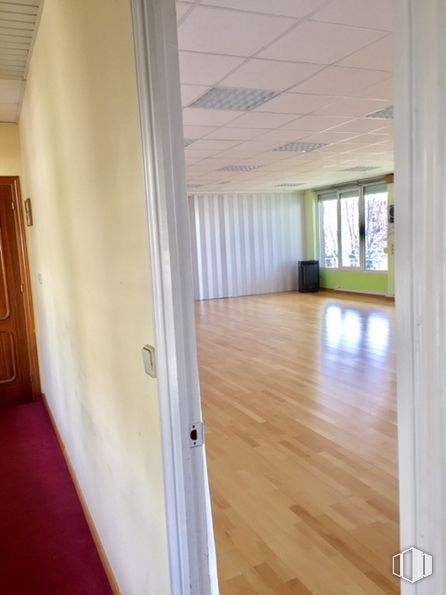 Office for sale at Paseo Álamos, 11, Miraflores de la Sierra, Madrid, 28792 with window, fixture, wood, building, hall, paint, flooring, floor, wood stain and hardwood around