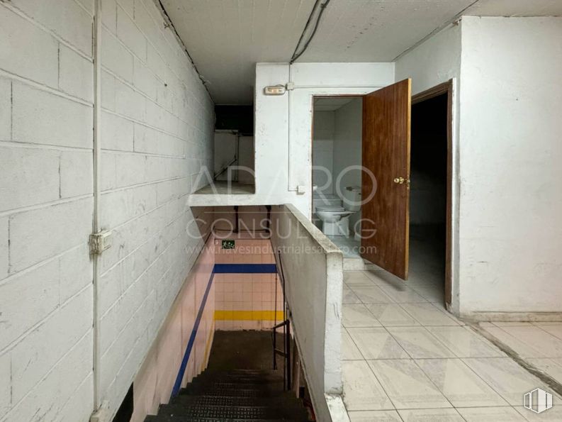 Industrial for sale at Avenida Colada de Pozuelo, Alcorcón, Madrid, 28925 with door, flooring, floor, building material, plaster, daylighting and tile around