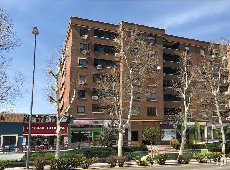 Local en alquiler en Avenida Europa, 14, Fuenlabrada, Madrid, 28943 con edificio, cielo, planta, durante el día, propiedad, ventana, luz de la calle, árbol, diseño urbano y condominio alrededor