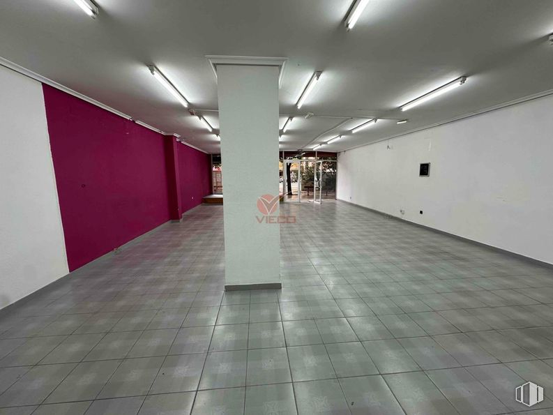 Retail for sale at Zona centro, Cuenca, 16004 with light fixture, flooring, floor, tile flooring, transparency, tile, fluorescent lamp and aluminium around