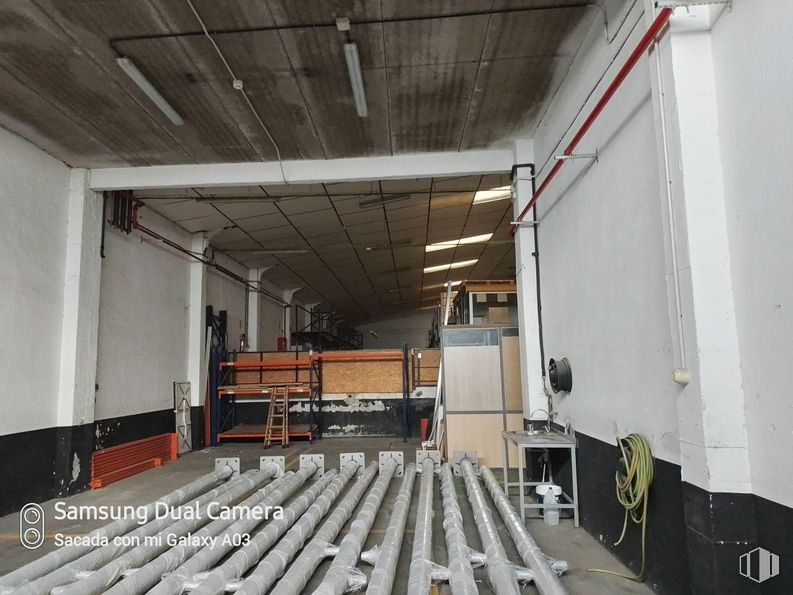 Industrial for rent at Calle Torre de Don Miguel, Villa de Vallecas, Madrid, 28031 with building, chair, wood, hall, floor, flooring, fixture, gas, ceiling and composite material around