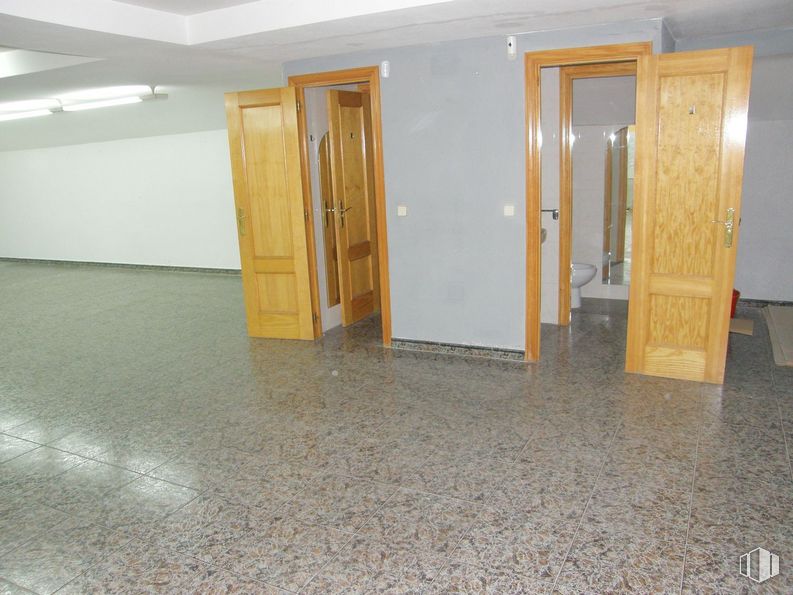 Local en venta en Calle Real, Colmenar Viejo, Madrid, 28770 con puerta, accesorio, madera, pavimento, edificio, piso, tinte para madera, madera, barniz y pasillo alrededor