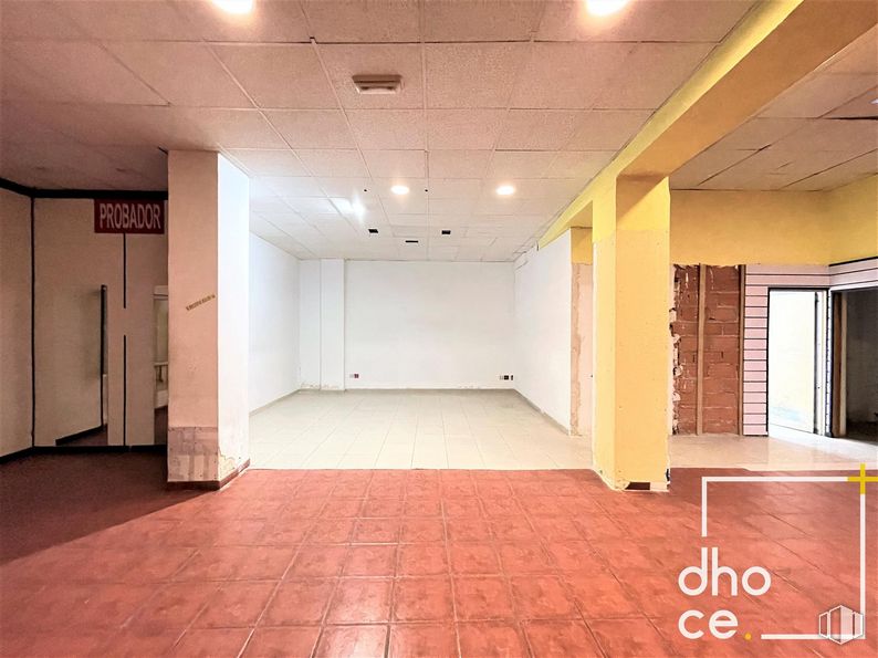 Retail for rent at Paseo Marcelino Camacho, 43, Carabanchel, Madrid, 28025 with fixture, architecture, interior design, hall, wood, flooring, floor, ceiling, door and space around