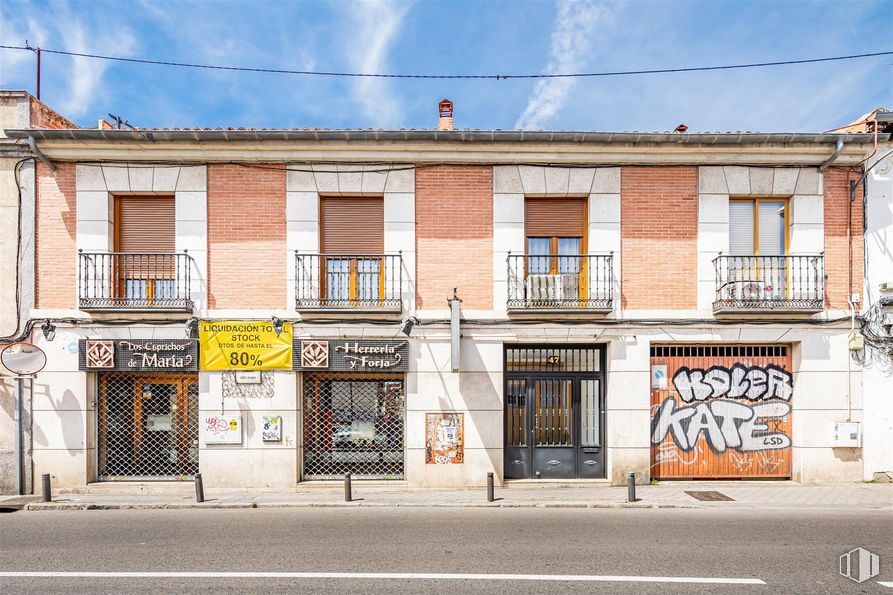 Retail for rent at Calle Nuestra Señora de Valverde, 47, Fuencarral - El Pardo, Madrid, 28034 with window, door, cloud, building, sky, house, fixture, residential area, city and art around