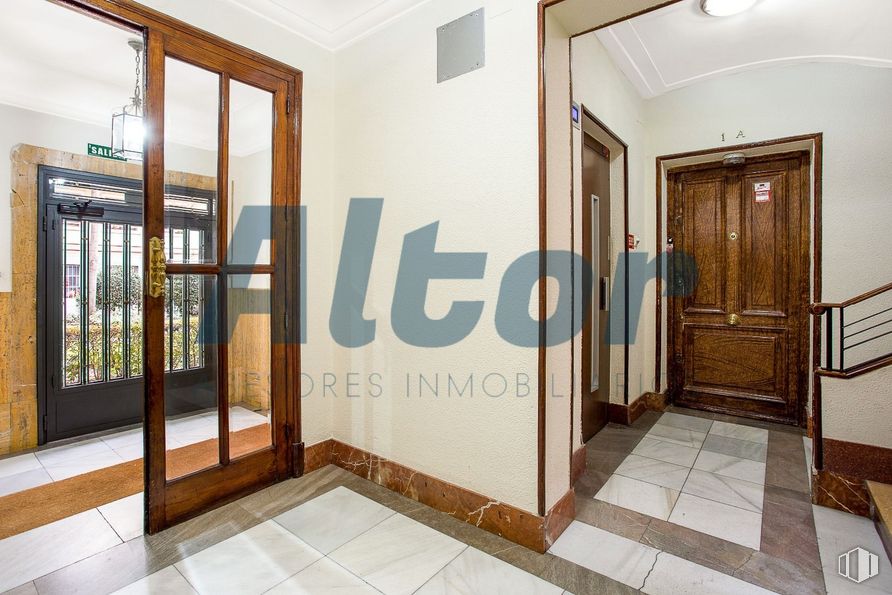 Local en venta en Calle Virgen del Portillo, Ciudad Lineal, Madrid, 28027 con puerta, accesorio, madera, pavimentos, piso, puerta de casa, exterior automotriz, pasillo, vidrio y techo alrededor