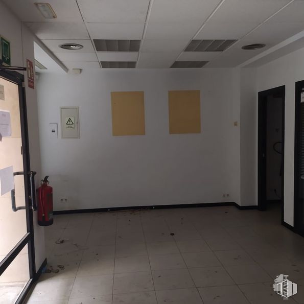 Local en venta en Calle Santa Alicia, Puente de Vallecas, Madrid, 28018 con puerta, accesorio, suelo, piso, arte, edificio, techo, pasillo, evento y madera alrededor