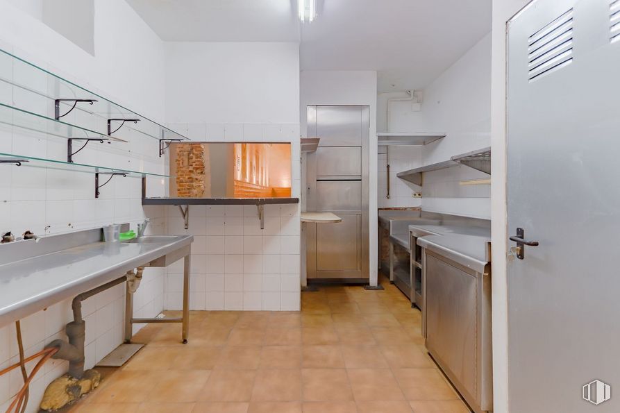 Local en venta en Zona Argüelles, Moncloa - Aravaca, Madrid, 28008 con ebanistería, propiedad, encimera, edificio, grifo, cocina, madera, fregadero, interiorismo y suelos alrededor