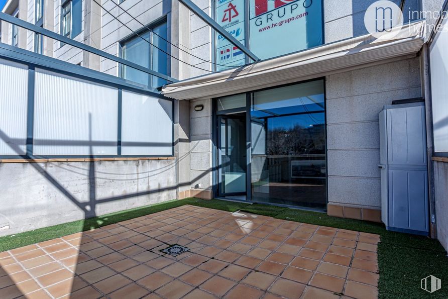 Oficina en venta en Avenida Constitución, Coslada, Madrid, 28820 con puerta, ventana, durante el día, edificio, arquitectura, línea, diseño urbano, accesorio, condominio y fachada alrededor