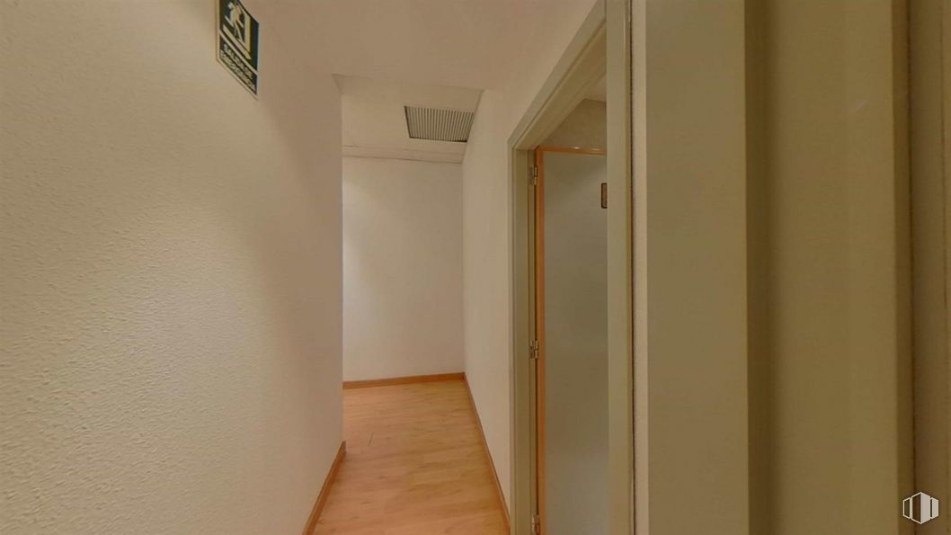 Oficina en alquiler en Calle Isabel Colbrand, Fuencarral - El Pardo, Madrid, 28050 con madera, accesorio, suelos, madera dura, casa, escayola, techo, puerta, habitación y pintura alrededor